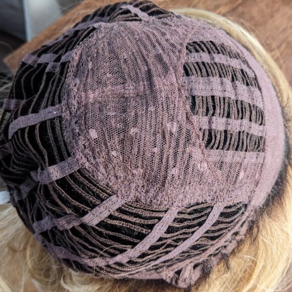 Hairdo's Layered Appeal Wig in Rooted Golden Wheat (warm blonde) in Average Size - Picture 8 of 9